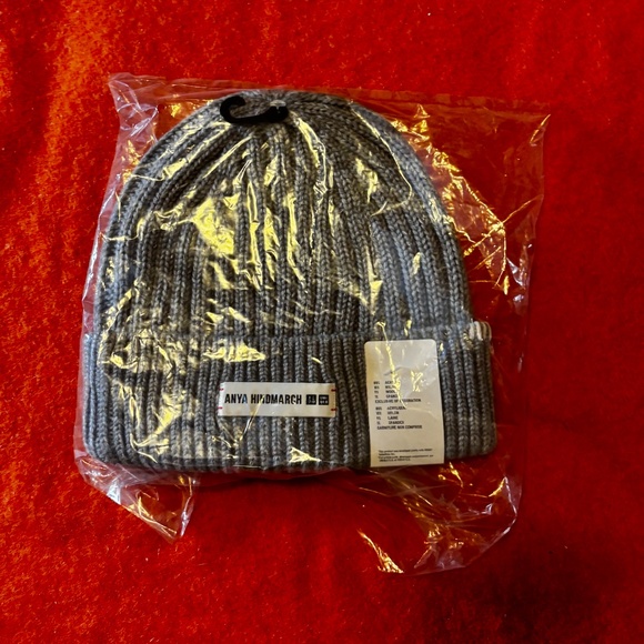 Anya Hindmarch Uniqlo collab gray touch of wool heattech knitted beanie NWT - Picture 5 of 8